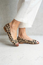 Chic Peep-toe color-blocked flat sandals