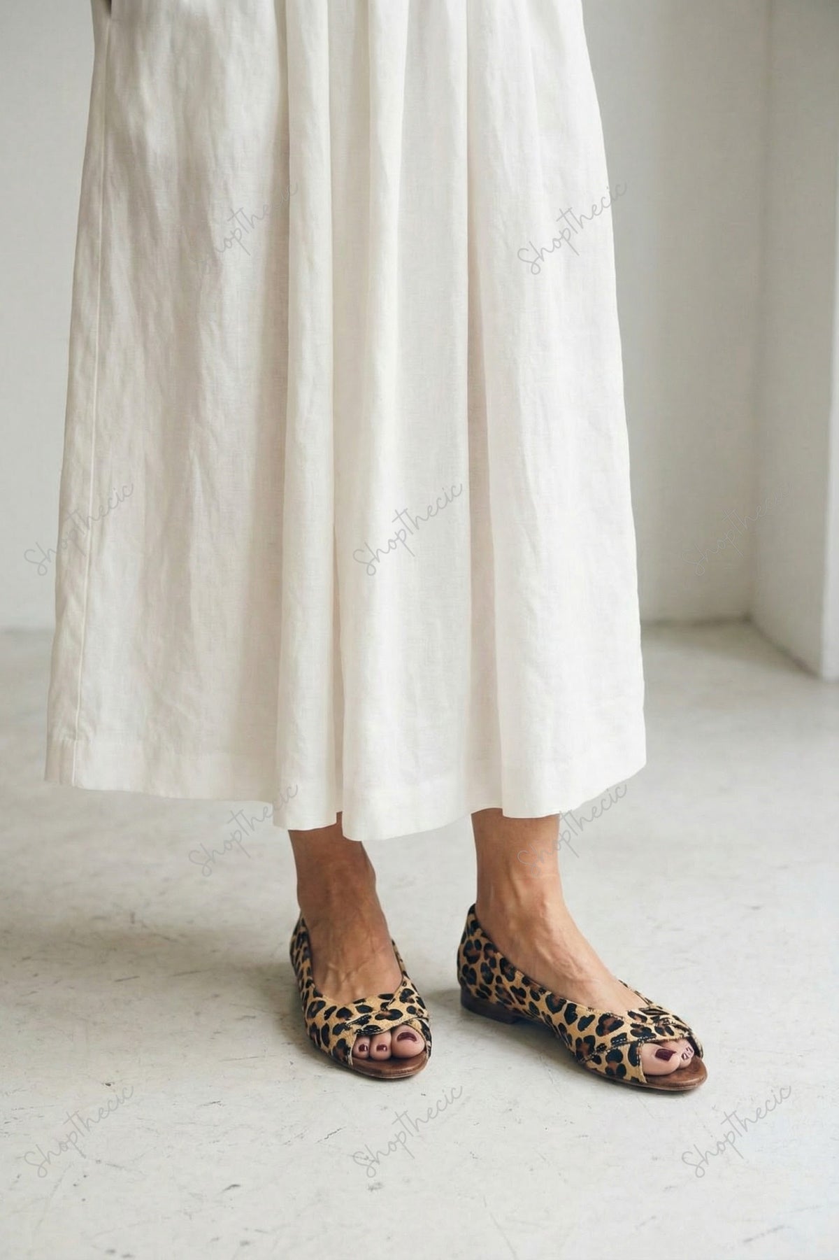 Chic Peep-toe color-blocked flat sandals