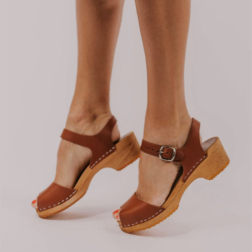 Sandales à talons en bois avec coutures