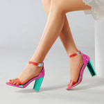 Bunte klobige Absätze mit runder Zehenpartie