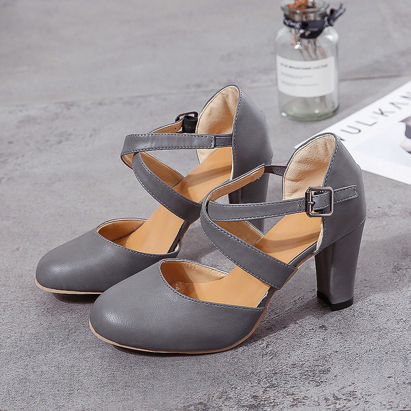 PU-Sandalen mit Kreuzriemen und dickem Absatz