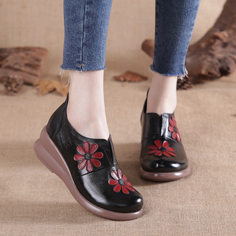 Loafer mit besticktem Blumenkeil und Keilabsatz aus Leder