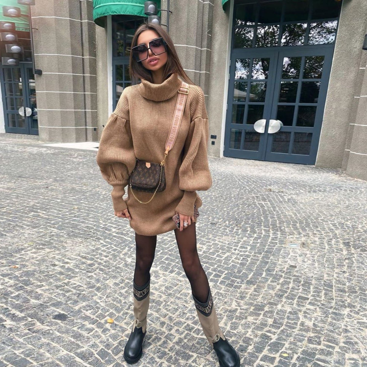 Robe pull moulante en tricot à col roulé et manches lanterne