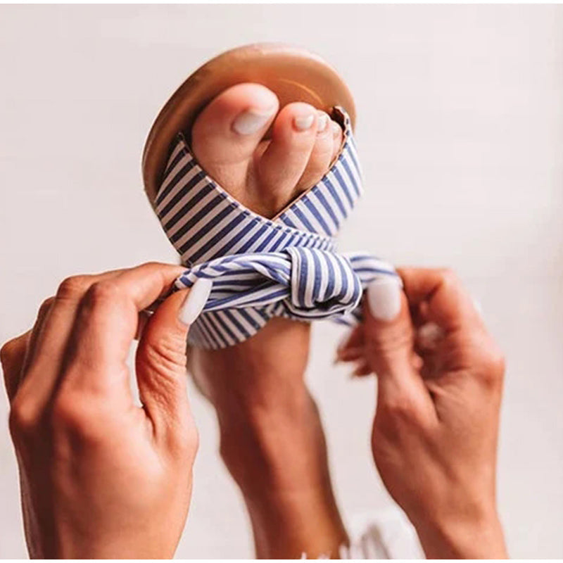 Gestreifte Flip-Flops mit Schmetterlingsknoten