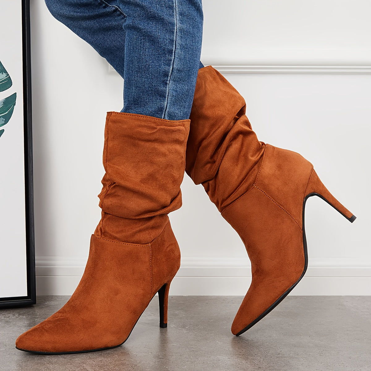 Mittelhohe Stiefel mit Stiletto-Absatz und spitzer Zehenpartie