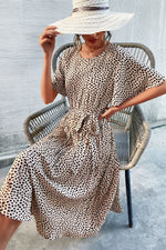 Faltenkleid mit Leopardenmuster und Rüschenärmeln