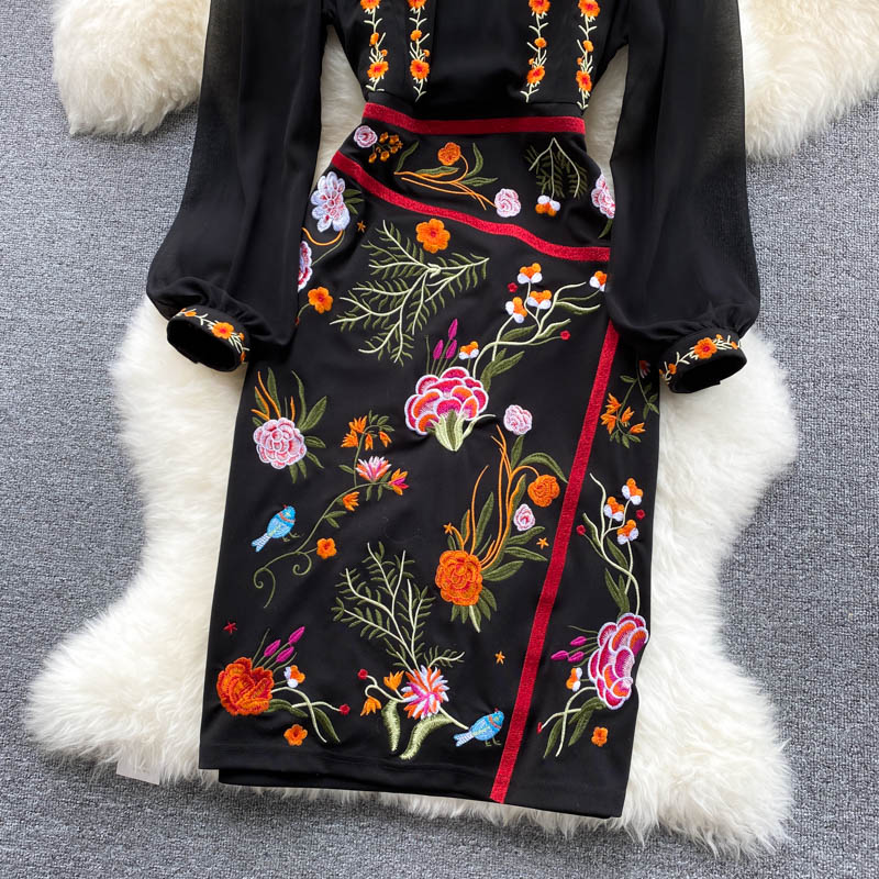 Kleines Midikleid mit Stehkragen und Retro-Stickerei