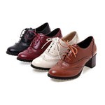 Britische Oxford-Schuhe mit quadratischem Absatz und spitzer Zehenpartie