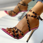 Leoparden-Sandalen mit mehreren Riemen und Kreuzmuster