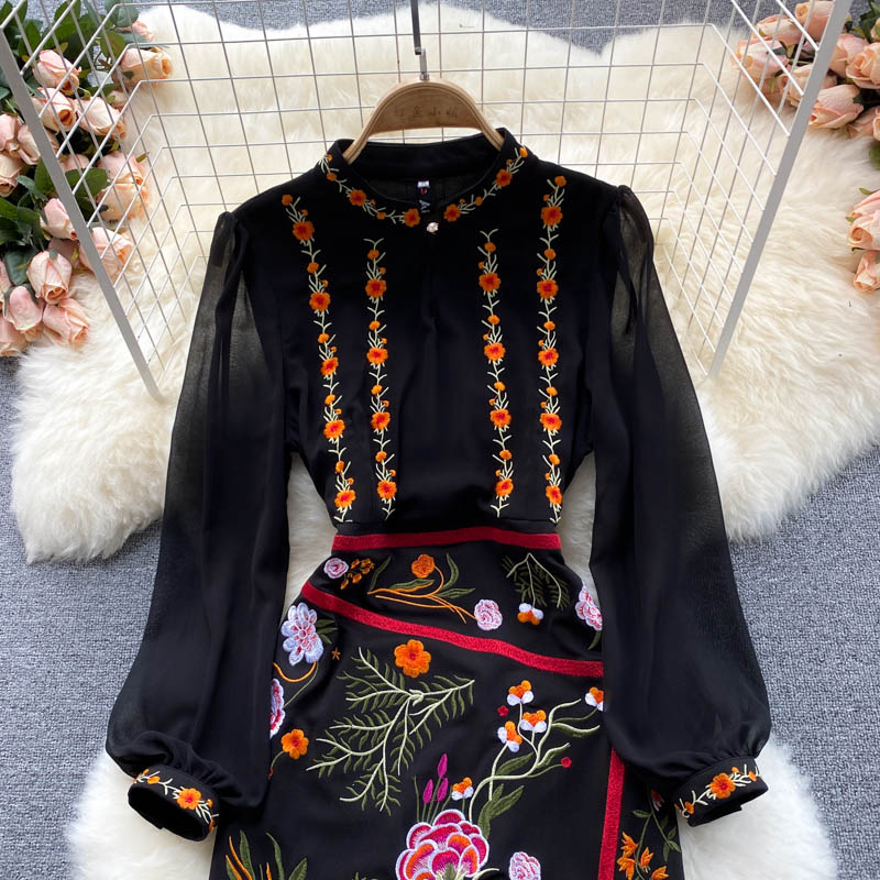 Kleines Midikleid mit Stehkragen und Retro-Stickerei