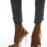 Transparente Schuhe mit spitzem Zehenbereich und Kettenabsatz