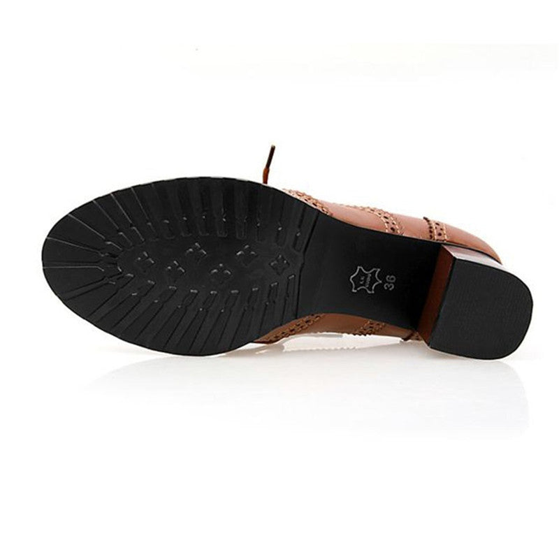 Britische Oxford-Schuhe mit quadratischem Absatz und spitzer Zehenpartie