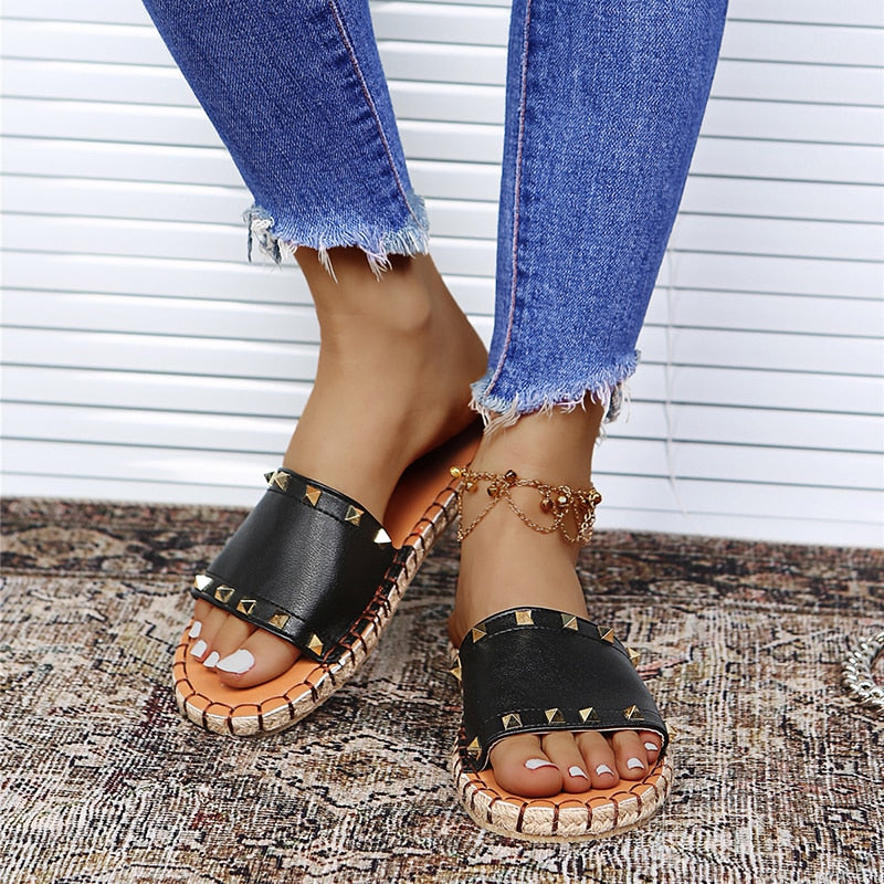 Pantoufles de couture en cuir à rivets punk