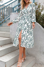 Elegantes Kleid mit grünem Blattdruck