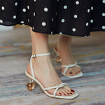 Sandalen mit quadratischem Zehenbereich und mittelhohem Absatz und Peep-Toe-Rückenriemen