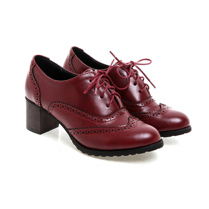 Britische Oxford-Schuhe mit quadratischem Absatz und spitzer Zehenpartie