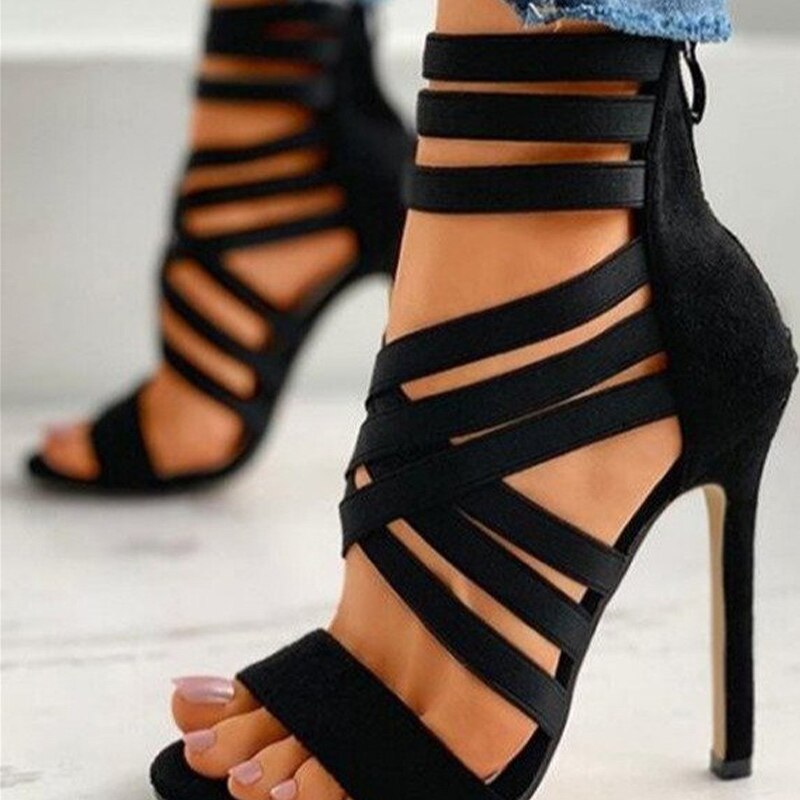 Pumps mit elastischem Band und dünnem Absatz