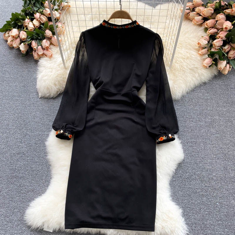 Kleines Midikleid mit Stehkragen und Retro-Stickerei