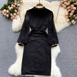 Kleines Midikleid mit Stehkragen und Retro-Stickerei