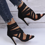 Pumps mit elastischem Band und dünnem Absatz