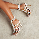 Rom-Schuhe mit Schnalle und Nieten