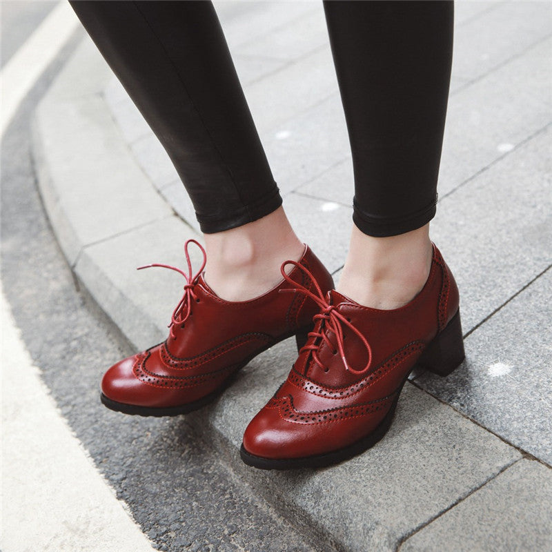 Britische Oxford-Schuhe mit quadratischem Absatz und spitzer Zehenpartie