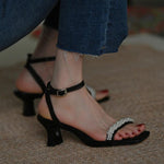 Mittelhohe Sandalen mit Schnallenriemen und Perlen