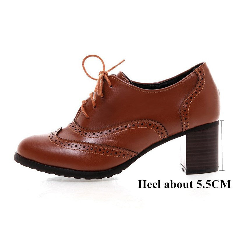 Britische Oxford-Schuhe mit quadratischem Absatz und spitzer Zehenpartie