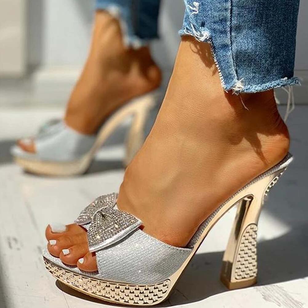 Paillettenbesetzte High Heels mit offener Zehenpartie und Fliege