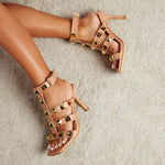 Rom-Schuhe mit Schnalle und Nieten