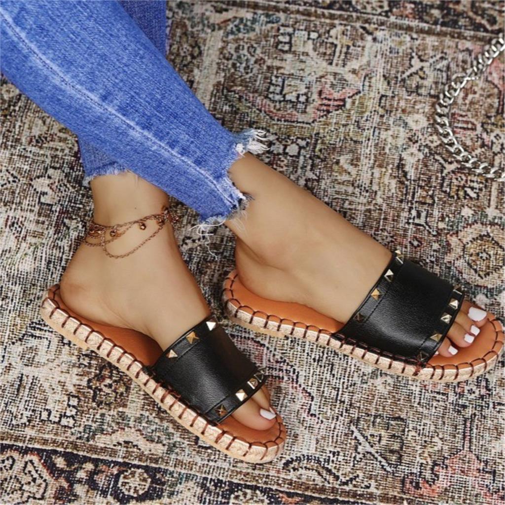 Pantoufles de couture en cuir à rivets punk