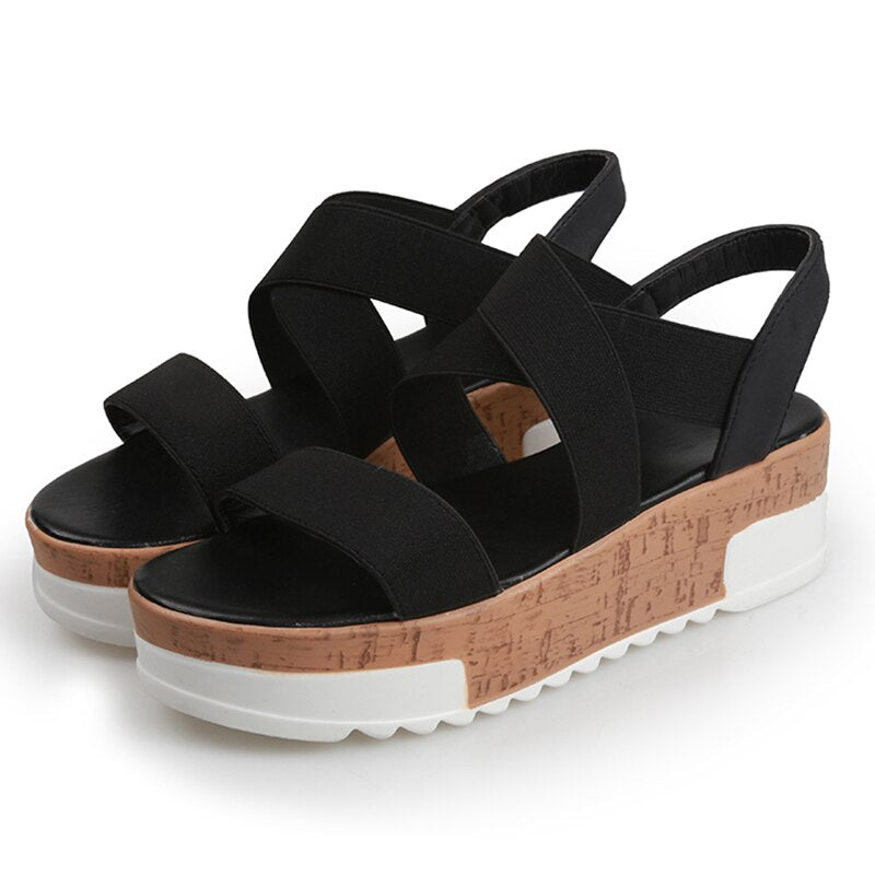 Flache Plateausandalen aus Stretchstoff