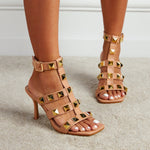 Rom-Schuhe mit Schnalle und Nieten