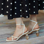 Sandalen mit quadratischem Zehenbereich und mittelhohem Absatz und Peep-Toe-Rückenriemen