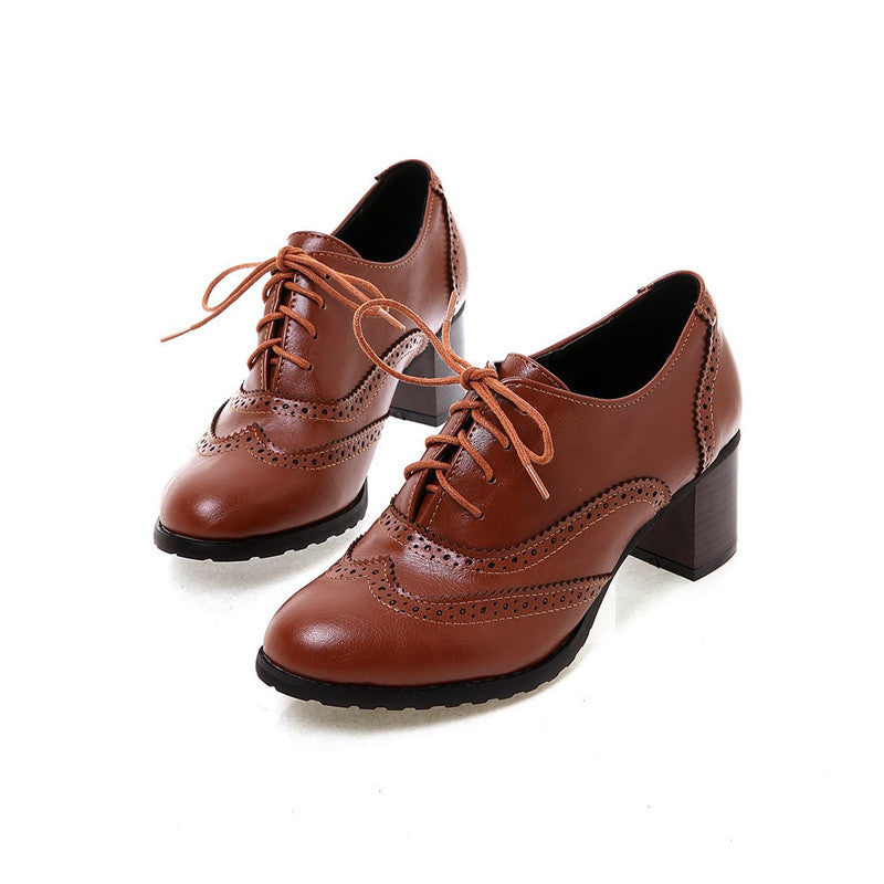 Britische Oxford-Schuhe mit quadratischem Absatz und spitzer Zehenpartie