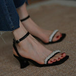 Mittelhohe Sandalen mit Schnallenriemen und Perlen