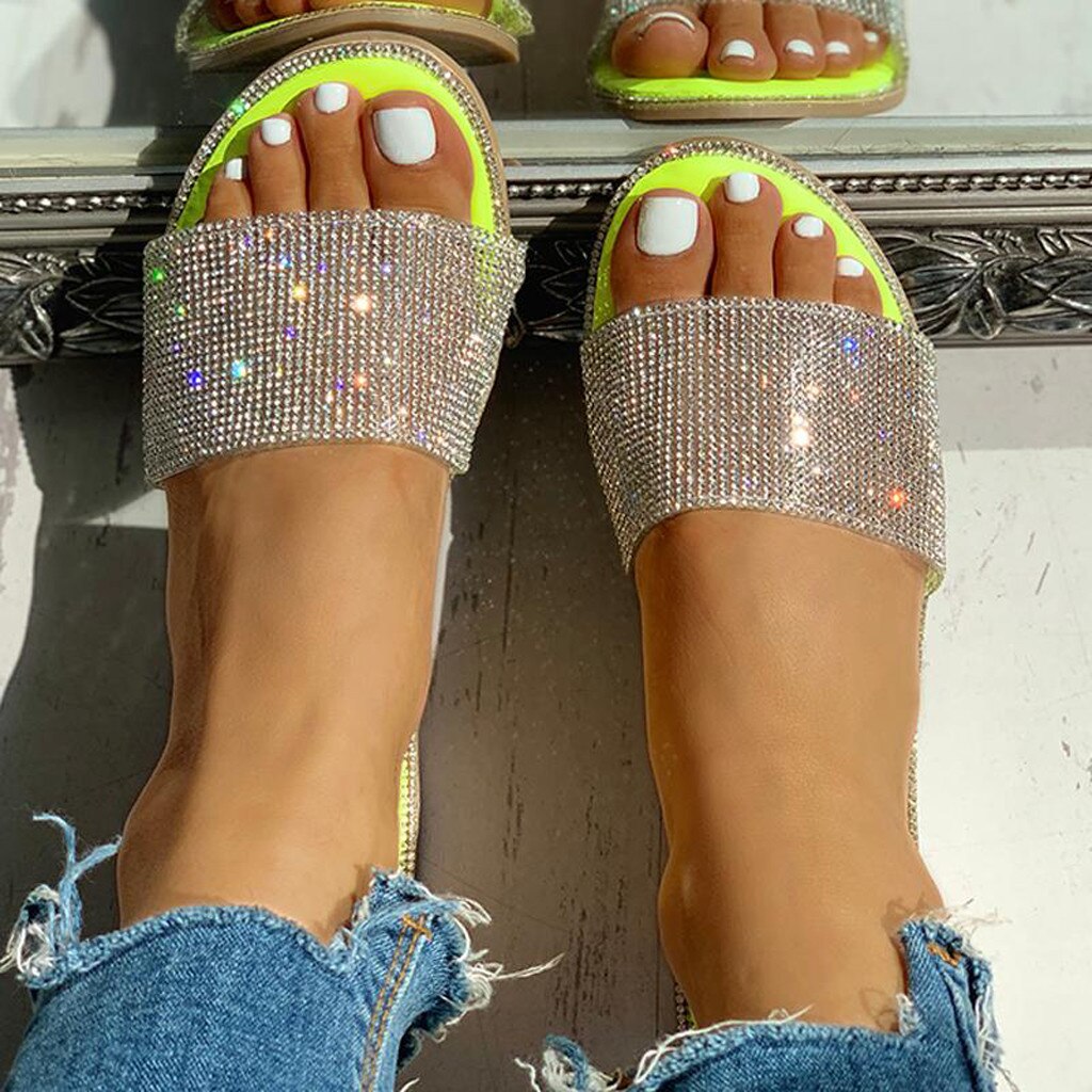 Pantoufles plates romaines en cristal