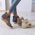 Offene römische Sandalen mit hohlen Strasssteinen