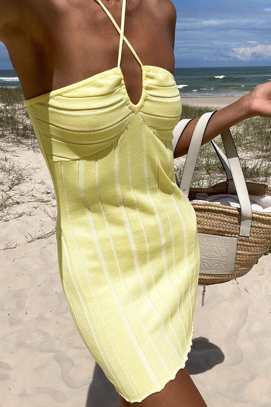 Neckholder-Kleid aus gestricktem Fleece mit Bindeband