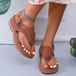 Schicke Flip-Flops mit Fransen und Keilabsatz