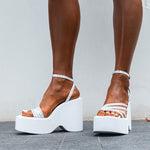 Plateau-Sandalen mit Keilabsatz und Strassriemen