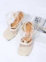 Stiletto-Absätze aus Netzstoff mit quadratischer Zehenpartie und überkreuzten Riemen