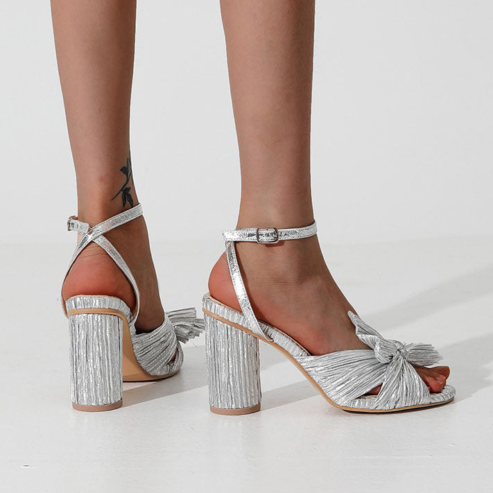 Sandalen aus Flanell mit Spitze, klobigem Absatz und Fliege