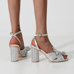 Sandalen aus Flanell mit Spitze, klobigem Absatz und Fliege