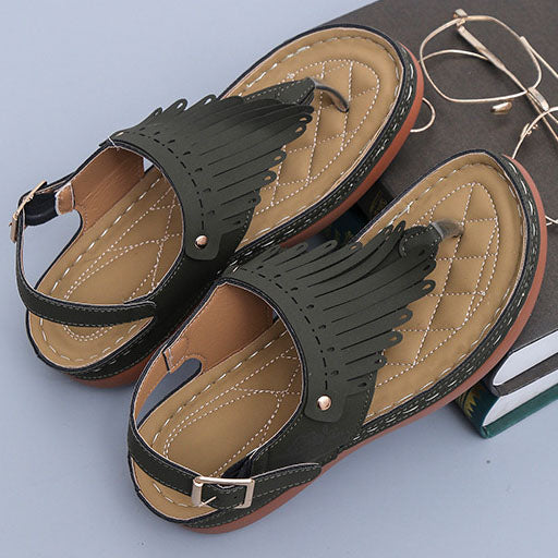 Schicke Flip-Flops mit Fransen und Keilabsatz