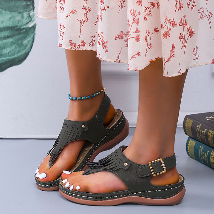 Schicke Flip-Flops mit Fransen und Keilabsatz