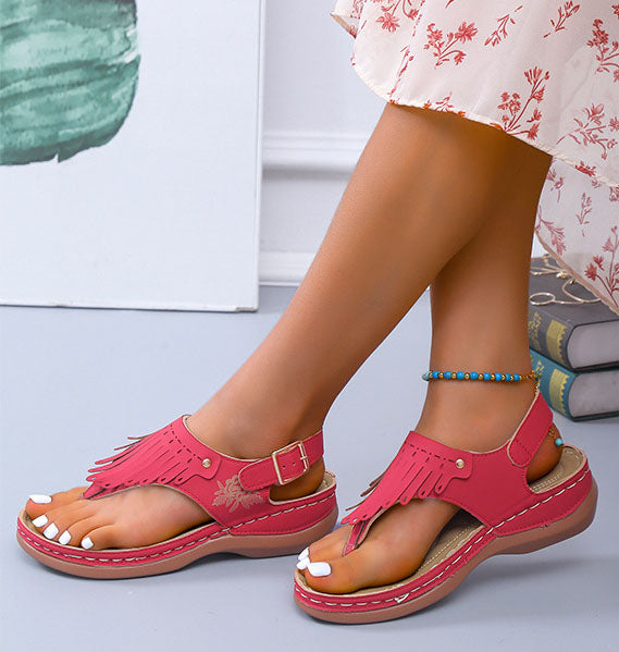 Schicke Flip-Flops mit Fransen und Keilabsatz