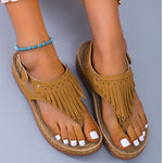 Schicke Flip-Flops mit Fransen und Keilabsatz