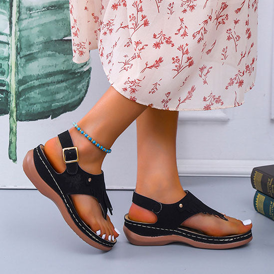 Schicke Flip-Flops mit Fransen und Keilabsatz