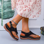 Schicke Flip-Flops mit Fransen und Keilabsatz